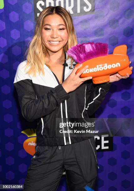 Snowboarder Chloe Kim poses with her award backstage at the Nickelodeon Kids' Choice Sports 2018 at Barker Hangar on July 19, 2018 in Santa Monica,...