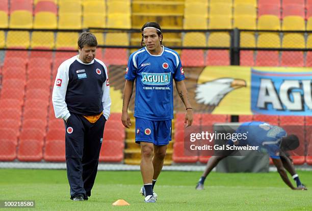 Colombia's coach Hernan Dario 'El Bolillo' Gomez talks with striker Dayro Moreno during a training session on May 21, 2010 in Bogota, Colombia....