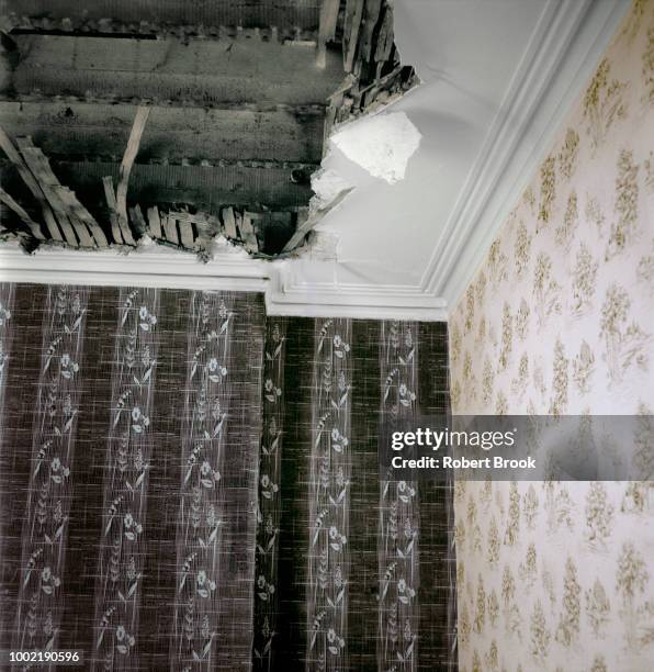 Fall Down Ceiling Ceiling Falling Down Photos et images de collection - Getty Images