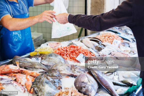 fish market transaction in venice - pescado y mariscos fotografías e imágenes de stock