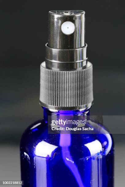 essential oil health spray bottle - parfumeur photos et images de collection
