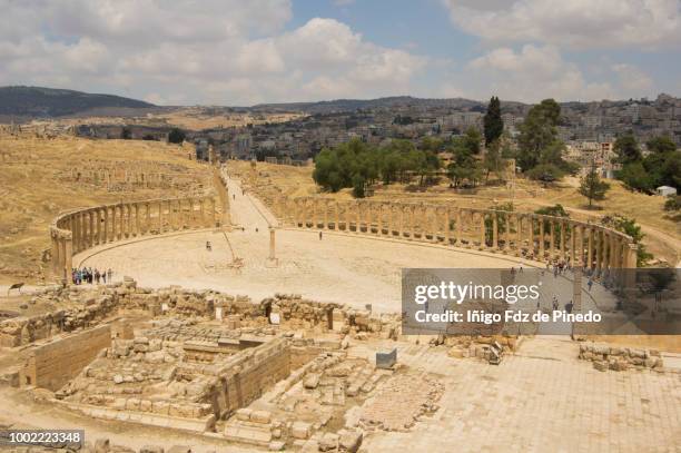 roman forum of jerash, jerash, jordan. - roman decapolis city - fotografias e filmes do acervo