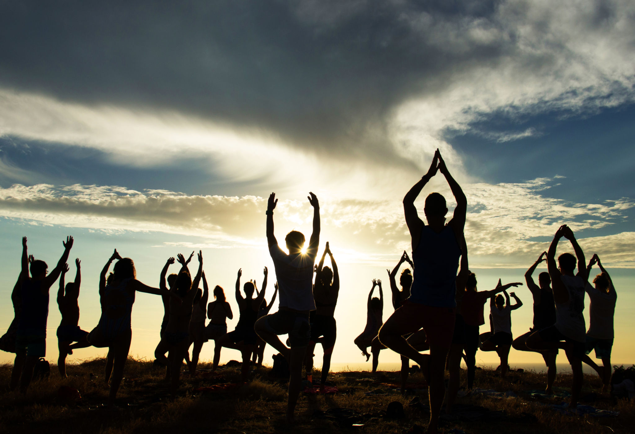 Gente practicando yoga al atardecer Gente practicando yoga al atardecer
