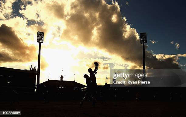 Ryan O'Keefe of the Swans marks during the round nine AFL match between the Sydney Swans and the Fremantle Dockers at the Sydney Cricket Ground on...