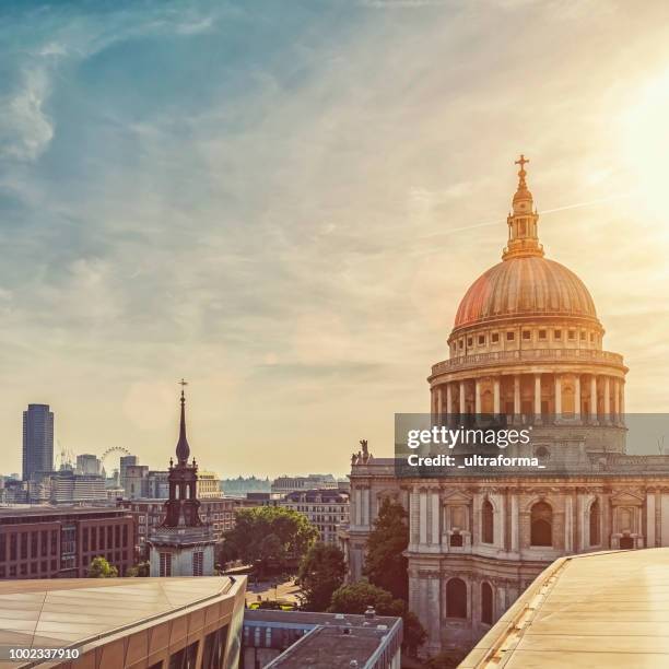 セントポール大聖堂とロンドンアイの劇的な夕日 - london landmark ストックフォトと画像