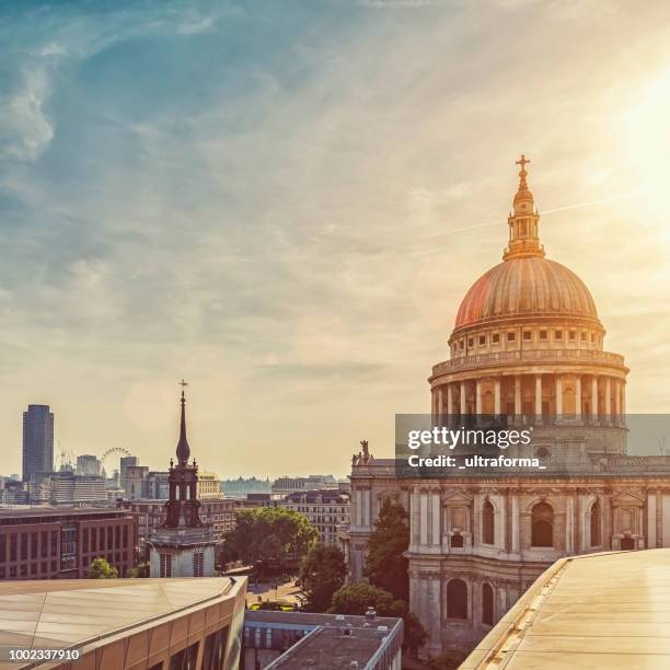 dramatische zonsondergang over st pauls cathedral en london eye - st pauls cathedral london stockfoto's en -beelden