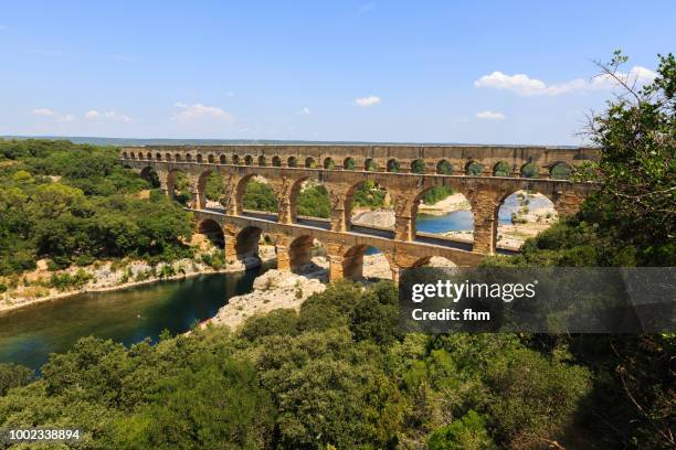 the pont du gard - famous ancient roman aqueduct crosses gardon river, southern france (gard) - gard photos et images de collection