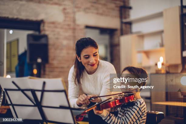 jongen en leraar op de school van de viool - boy violin stockfoto's en -beelden