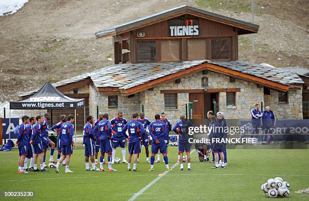 French national football players take part in a training session, on May 22, 2010 in Tignes, in the French Alps, as part of +Les Bleus+ altitude...