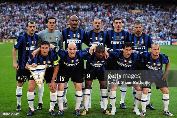 Inter Milan players line up prior to the UEFA Champions League Final match between FC Bayern Muenchen and Inter Milan at the Estadio Santiago...
