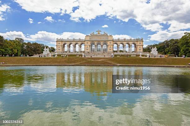 gloriette gebouw in schönbrunn paleis. wenen. - colore brillante stockfoto's en -beelden