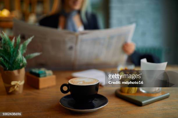 notizie mattutine e tazza di caffè - coffee and news paper foto e immagini stock
