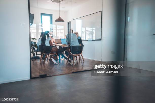 会議室で議論するビジネスの専門家 - office door ストックフォトと画像