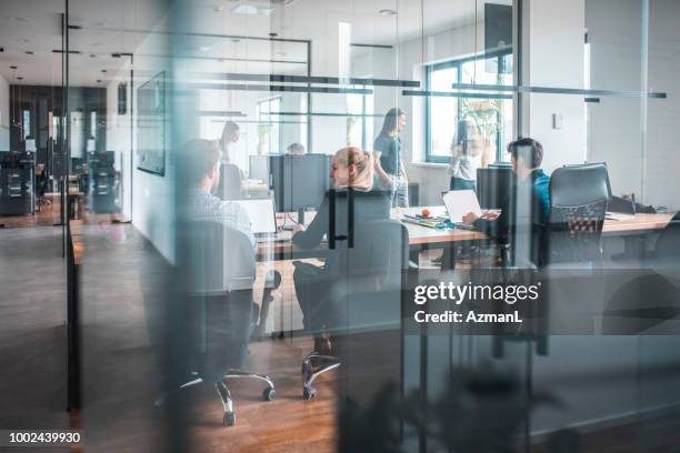 männliche und weibliche webdesigner arbeiten im büro - cube stock-fotos und bilder