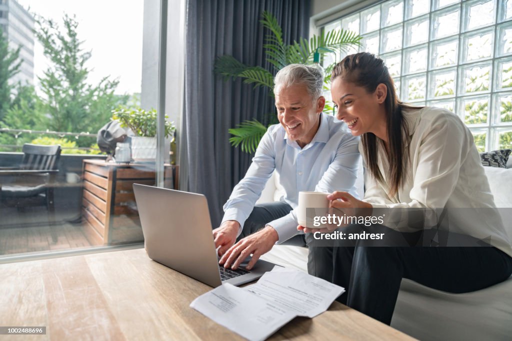 Casal pagar as contas on-line em casa