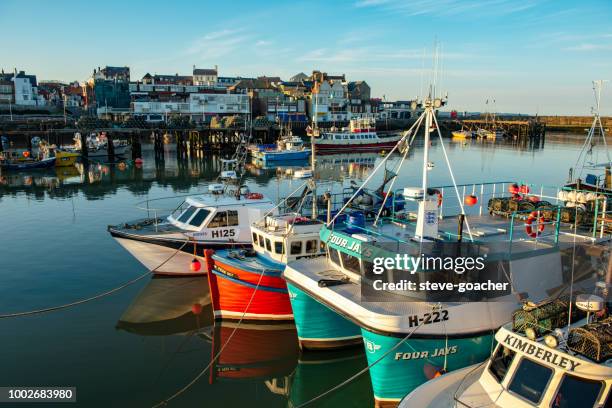 abends blick auf boote verankert in bridlington hafen an der ostküste von england - bridlington stock-fotos und bilder