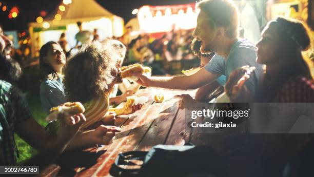 middernacht snack. - straatfeest stockfoto's en -beelden