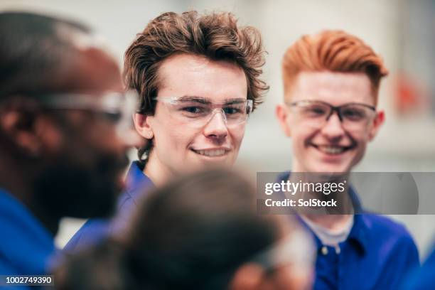 genießen sie engineering-klasse - lehrling stock-fotos und bilder
