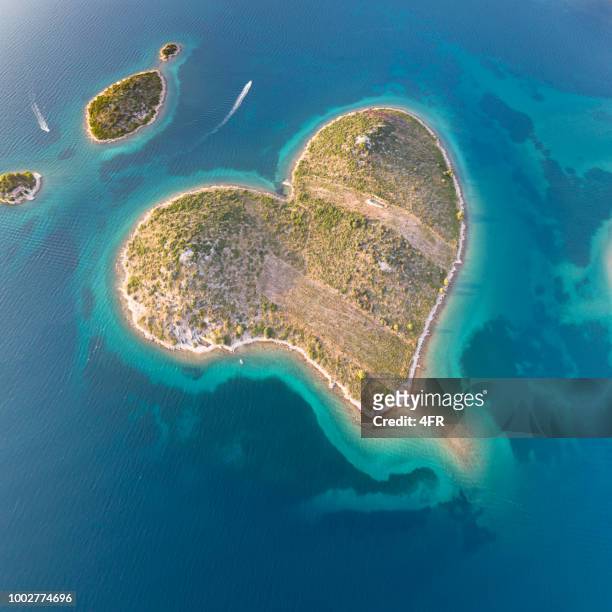 galešnjak, isla del amor del corazón, croacia - island fotografías e imágenes de stock