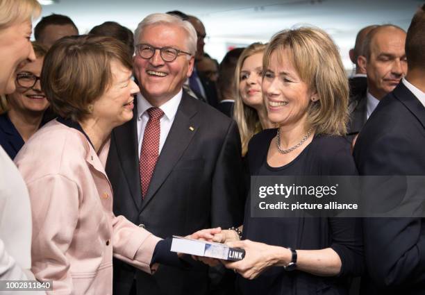 German President Frank-Walter Steinmeier and his wife Elke Buedenbender speak to author Charlotte Link at the book fair in Warsaw, Poland, 19 May...