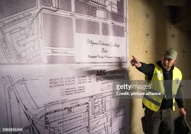 Holger Happel, employee of Berliner Unterwelten e.V. , points to a map in the former test tunnel of AEG in Berlin, Germany, 16 May 2017. Photo:...