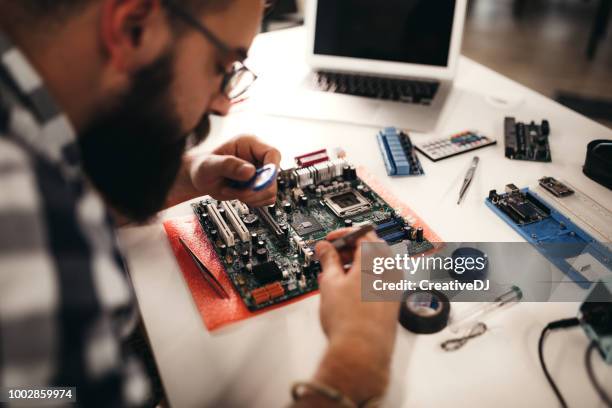 diy kerl forschen in seinem büro - platine dj stock-fotos und bilder