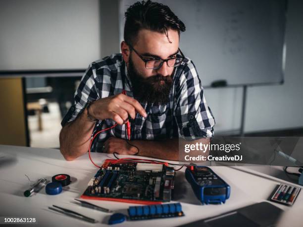 diy kerl forschen in seinem büro - platine dj stock-fotos und bilder