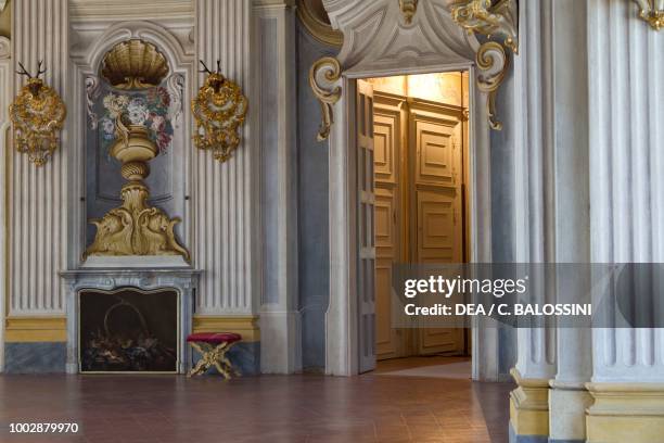 Trompe l'oeil fresco depicting niche and flower pot over a fireplace with painted screen, by Domenico and Giuseppe Valeriani, central hall, Hunting...