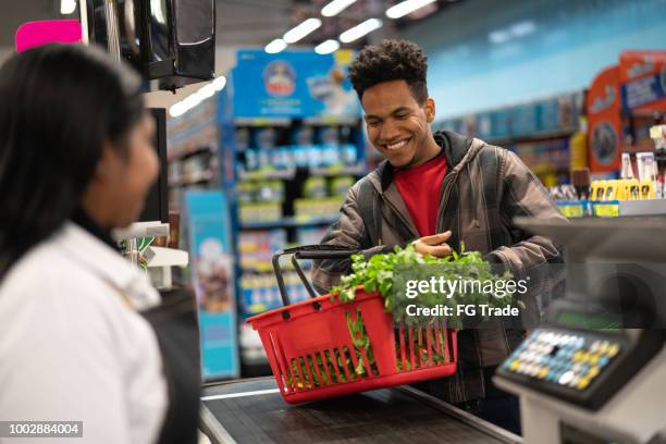 kunden- und kassierer in der kasse im supermarkt - markt verkaufsstätte stock-fotos und bilder
