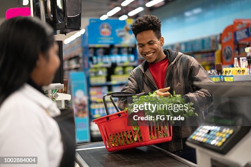 Cliente e caixa no check-out no supermercado Cliente e caixa no check-out no supermercado