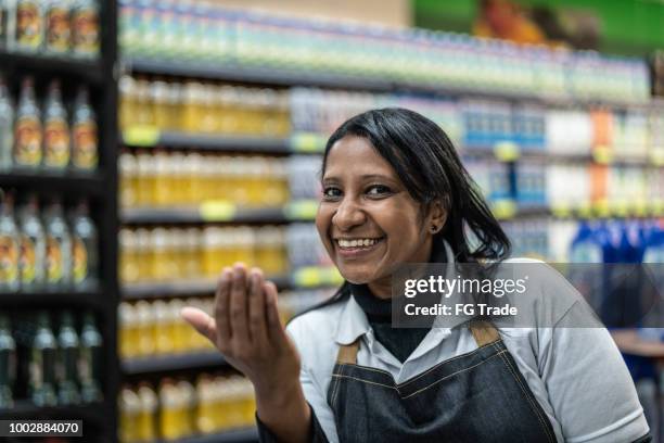 mitarbeiter frau winkte - unser team - heranlocken stock-fotos und bilder