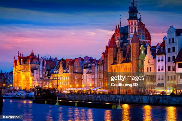 oude stad van gdansk in nacht, polen - gdansk stockfoto's en -beelden