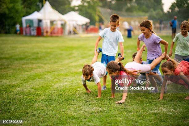 kinder spel in het park - vrijetijd sport en spel stockfoto's en -beelden