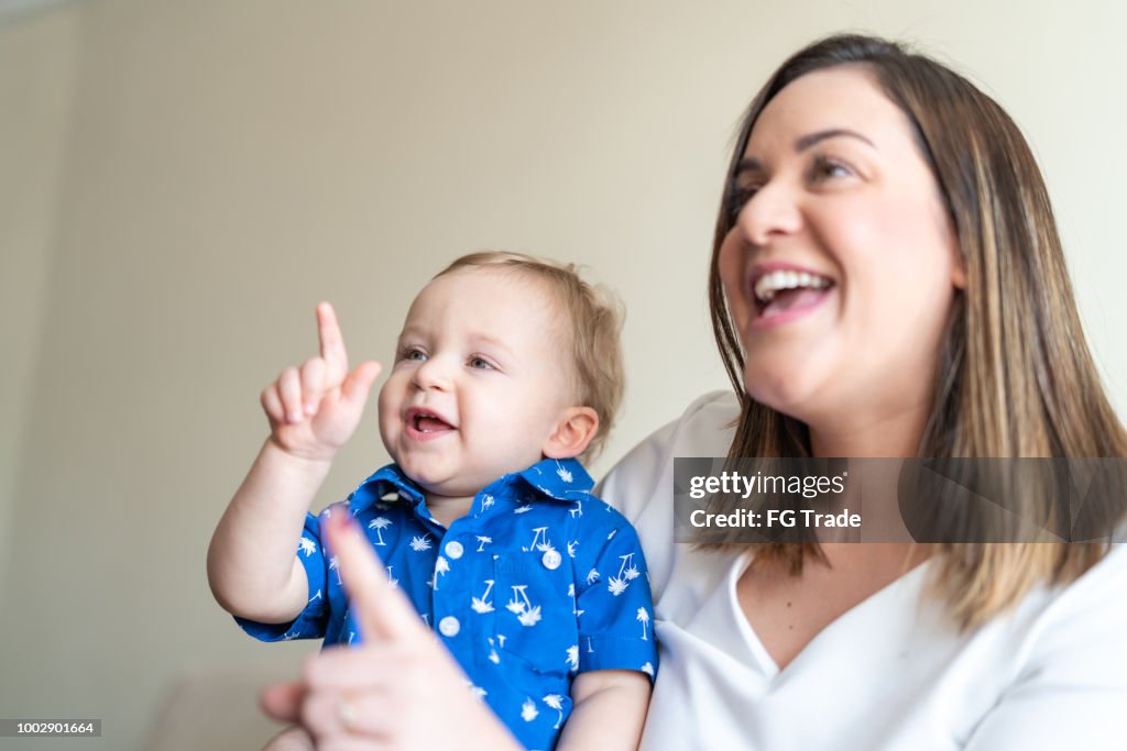 Bebezinho, aproveitando o dia com sua mãe em casa