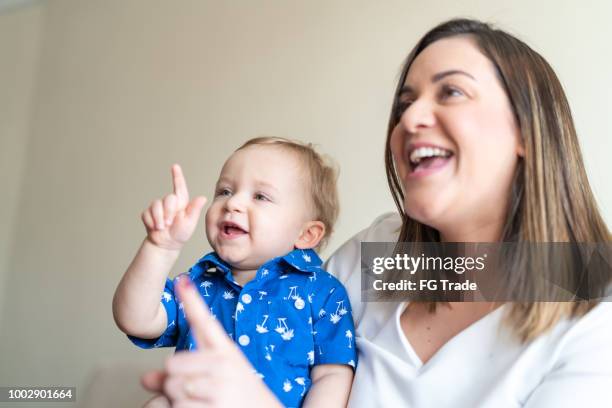 bebezinho, aproveitando o dia com sua mãe em casa - baby pointing - fotografias e filmes do acervo