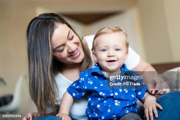 niedliche kleine baby und ihre mutter porträt zu hause - baby dancing stock-fotos und bilder