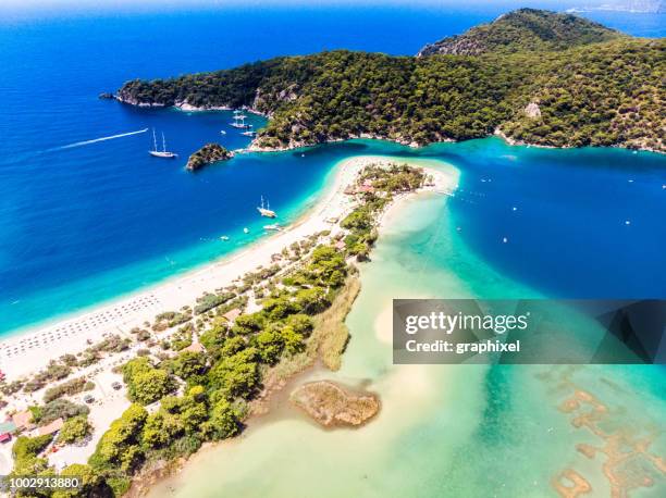 blick auf die blaue lagune, ölüdeniz, mugla, türkei - aegean turkey stock-fotos und bilder