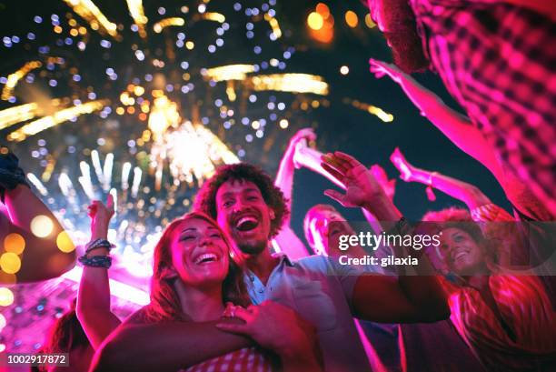 amis de célébrer lors d’une soirée. - festival de musique photos et images de collection