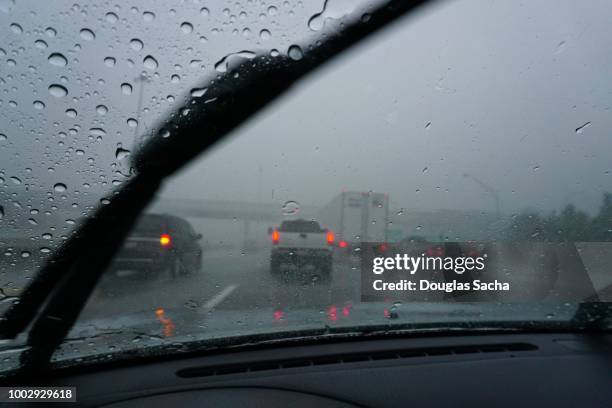 driving in the rain storm - perspectiva de un coche fotografías e imágenes de stock