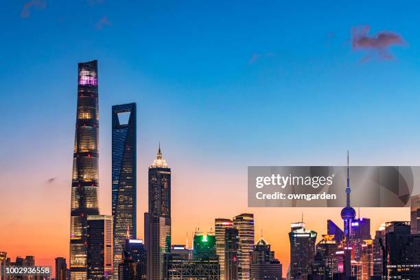 skyline de shanghai moderna - torre jin mao fotografías e imágenes de stock