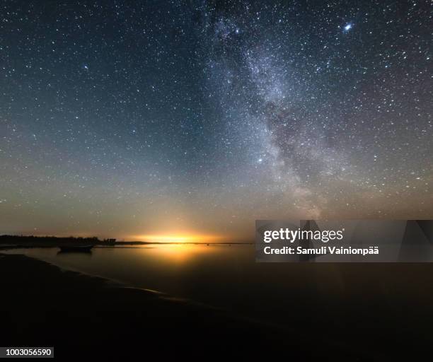 milky way galaxy shimmering over the bothnian sea - 光害 個照片及圖片檔