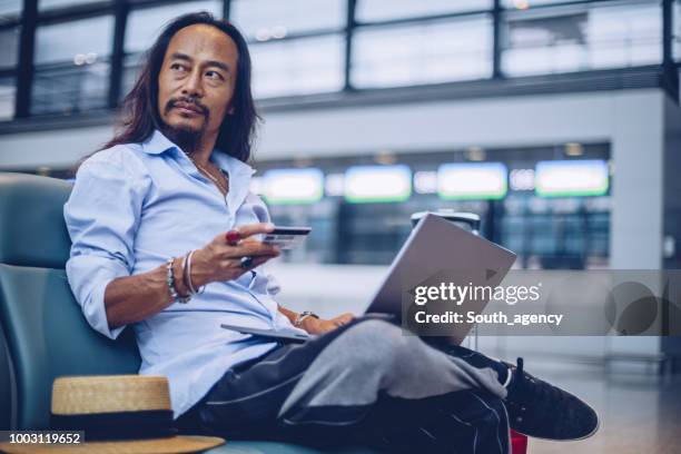 man met laptop in de luchthaventerminal - airport hipster travel stockfoto's en -beelden