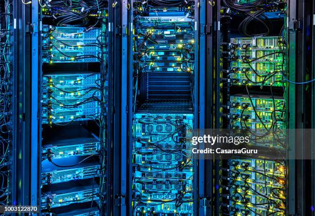 beleuchtete serverraum - supercomputer stock-fotos und bilder