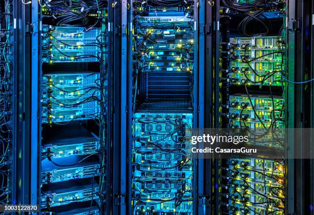 verlichte serverruimte - super computer stockfoto's en -beelden