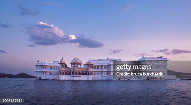 taj lake palace in udaipur, rajasthan, india - lake palace stock pictures, royalty-free photos & images