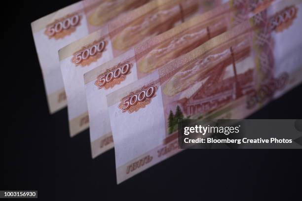 russian 5000 ruble denomination banknotes - banca centrale foto e immagini stock