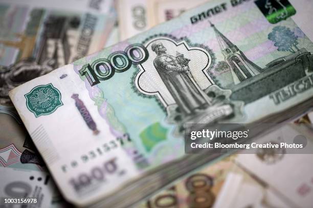 russian 1000 ruble currency banknotes - billete de rublo ruso fotografías e imágenes de stock