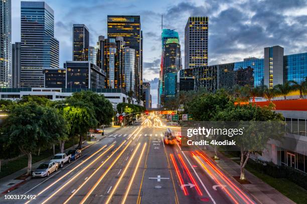 los angeles centrum figueroa street - downtown los angeles stockfoto's en -beelden