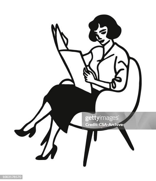 ilustraciones, imágenes clip art, dibujos animados e iconos de stock de mujer sentada en la silla leyendo periódico - mujer leyendo