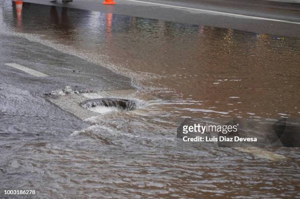 flood due to breakage of water pipe - rinnstein stock-fotos und bilder